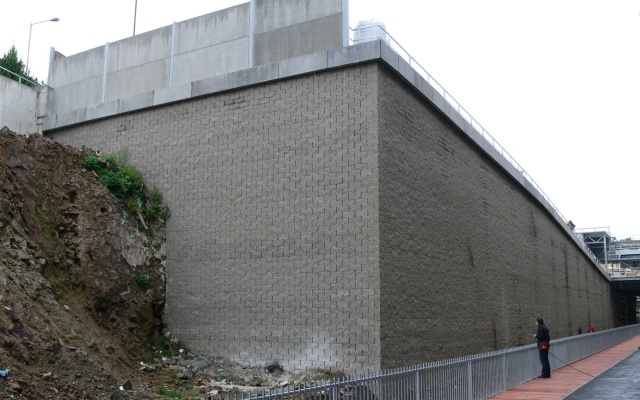 Oporný múr v areáli obchodného centra v Jihlave