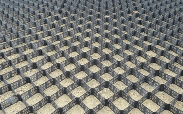 Ochrana svahov sedimentačnej nádrže cukrovaru v Dobrovicích pomocou geobuniek