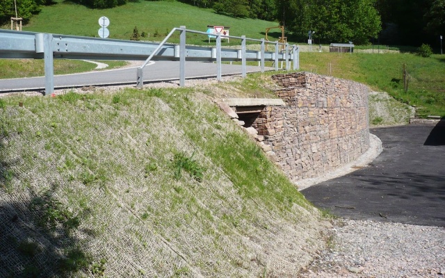 Kokosové siete ako protierózna ochrana svahov pri rekonštrukcii cesty v Žacléri