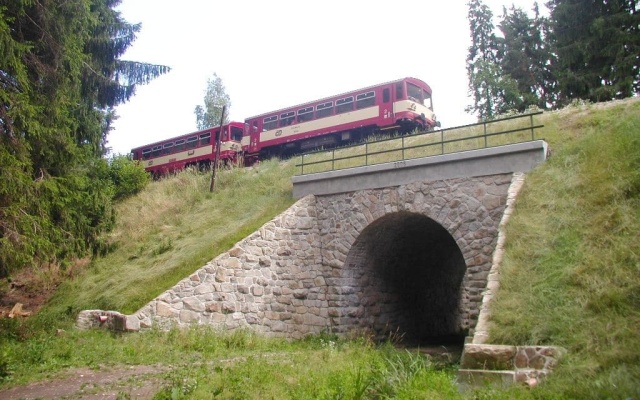 Protierózna ochrana krídel železničného mosta pri obci Urbaneč