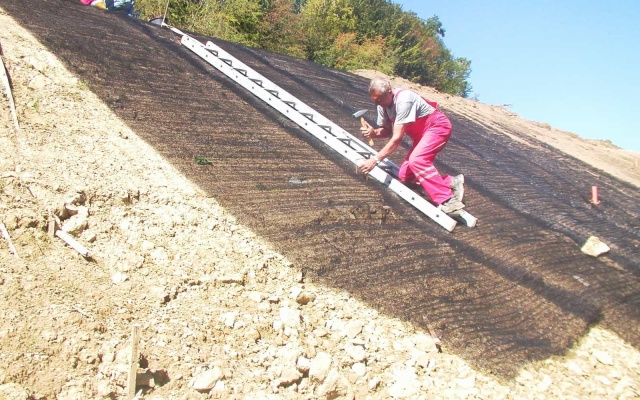 Protierózna ochrana svahov cestného násypu na diaľnici pri Sverepci