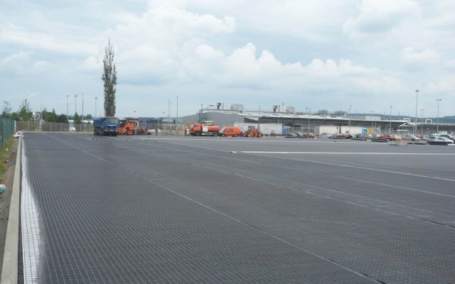 Vystuženie vrstiev parkoviska v areáli Škoda v Mladé Boleslavi