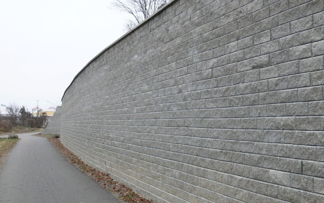 Oporné múry zo systému z vystuženej zeminy s lícom z drobných betónových tvaroviek a vystužené strmé svahy v Bučoviciach