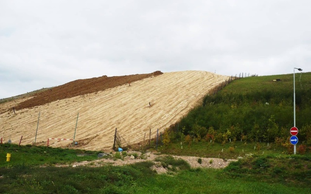 Drenážny systém a vystuženie rekultivačnej vrstvy na skládke v Prahe Ďáblicích
