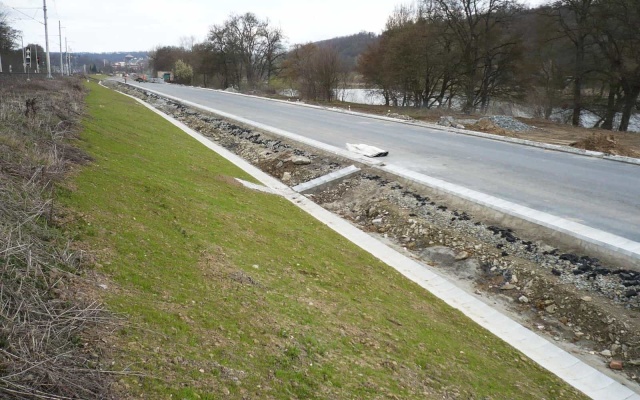 Odvodnenie násypového telesa preloženej cesty v Roztokách pri Prahe