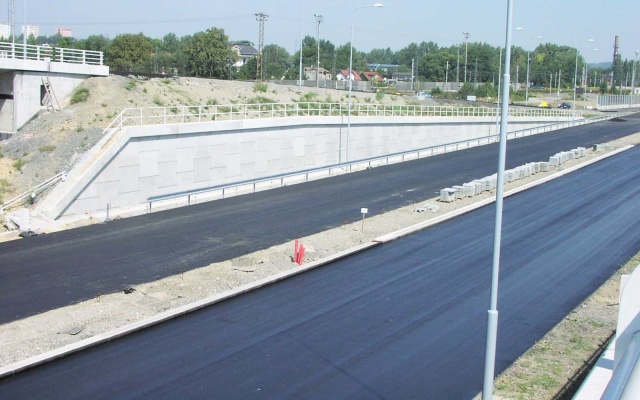 Oporná stena z veľkoplošných panelov na diaľnici D47 v Ostrave (rampa 8 MÚK Rudná)