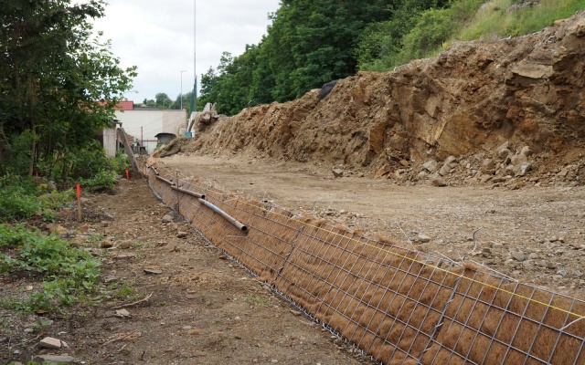 Jemnice, vystužený svah pod cestou