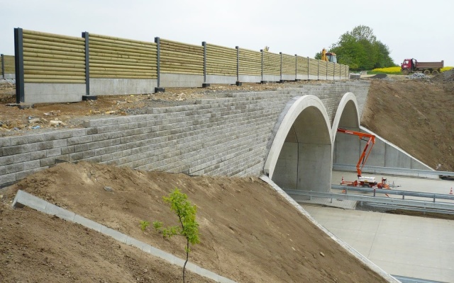 Ekodukty na cestnom okruhu okolo Prahy na úseku medzi Vestcom a Lahovicami