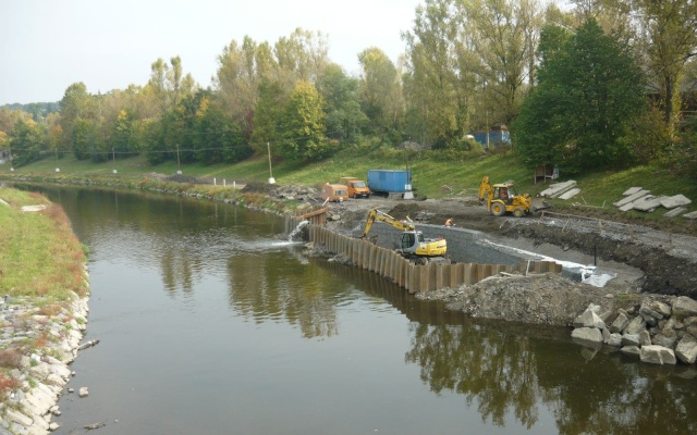 Oprava koryta potoka po povodniach pomocou gabiónových múrov v Závišicích