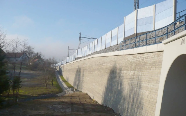 Oporná stena z vystuženej zeminy na železničnom koridore Votice - Benešov