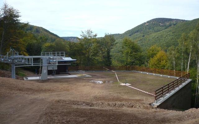 Oporný múr vyrovnávajúci strmý terén stanice lanovej dráhy zjazdovky v Klínech