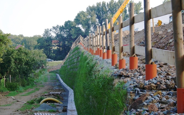Oporná konštrukcia pre založenie obchodného domu v Boskoviciach