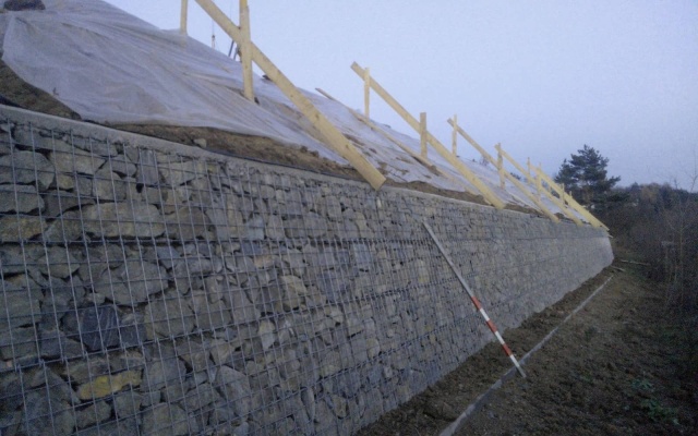 Úprava svažitej parcely v Lelekovicích