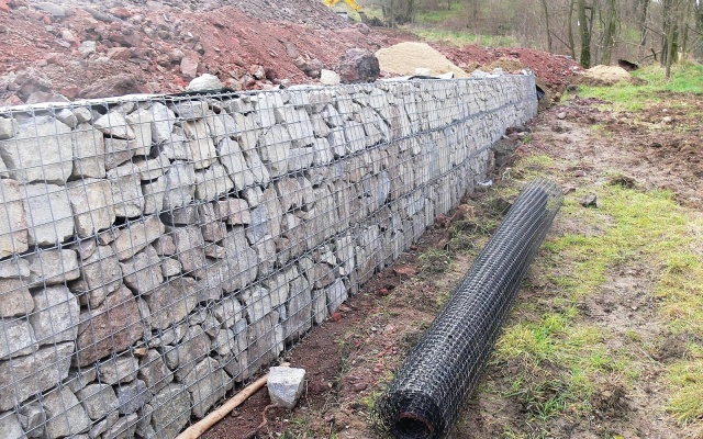 Oporný múr s lícom z prírodného kameňa v Ivančiciach