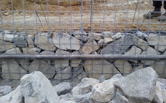 Řícmanice, oporné múry na vyrovnanie pozemku vo svahu