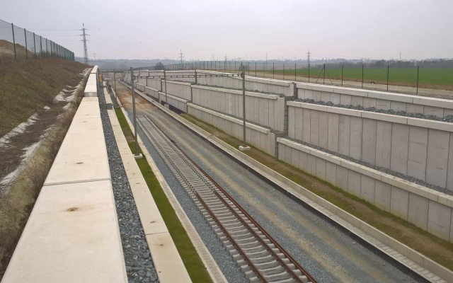 Výstavba vystužených oporných múrov v rámci modernizácie železnice na trati Rokycany Plzeň