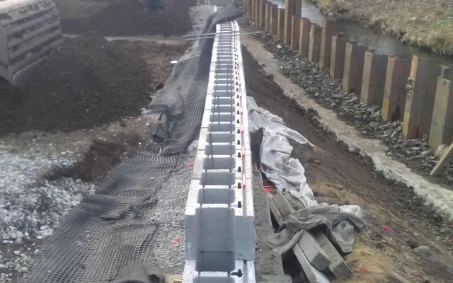 Děčín - Vilsnice, oporný múr z vystuženej zeminy pozdĺž Jílovského potoka