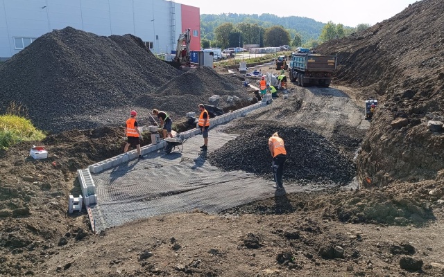 Oporné múry v priemyselnom parku v Ostrove nad Ohří