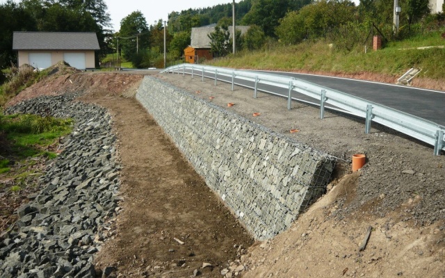 Oprava zosuvu v obci Chuchelna u Semil pomocou stavebnicového oporného systému