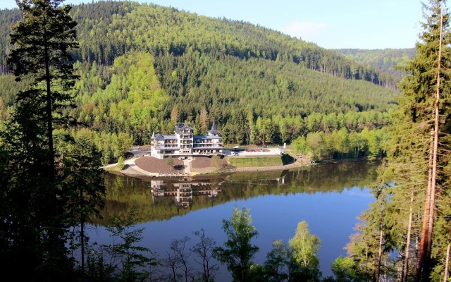 Vybudovanie spevnených plôch na svahovitom pozemku pri Karlových Varoch