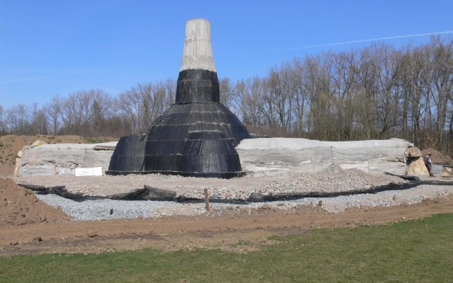 Vystužené zemné teleso s vnútornou umelou jaskyňou pri Olomouci