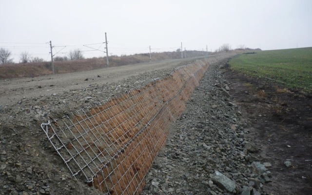 Ochranný protipovodňový val na železničnej trati Zaječí-Šakvice