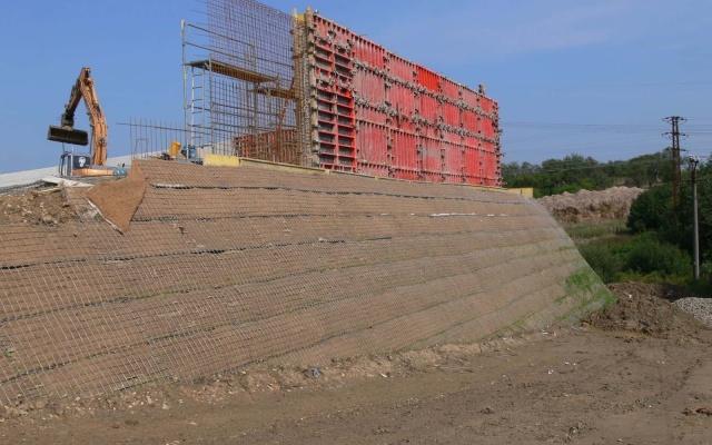 Strmý svah so silážnou jamou v korune vo Velké Bíteši
