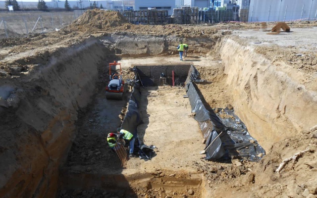 Spevnenie a protierózna ochrana svahov retenčnej nádrže v priemyselnom parku v Košiciach