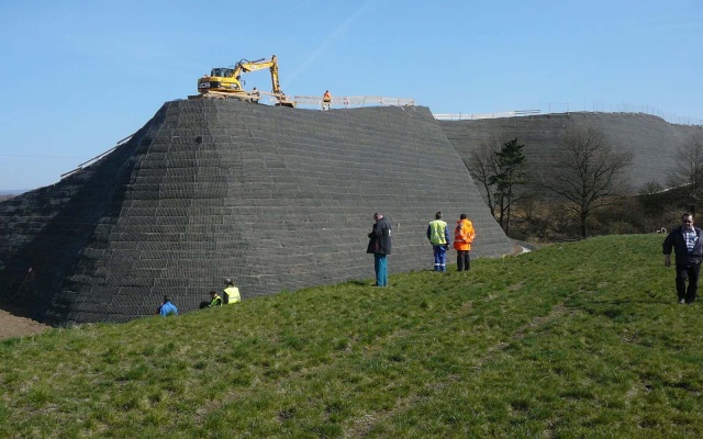 Ochranný zemný val z vystuženej zeminy neďaleko Března u Chomutova