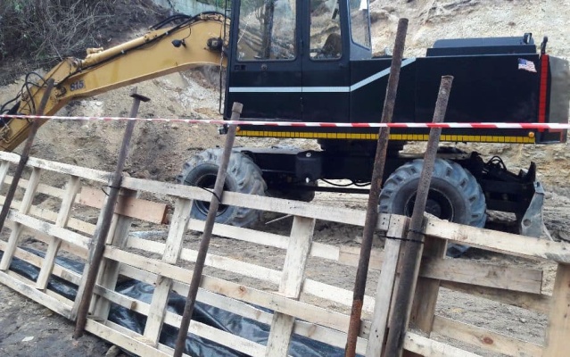 Slaný, strmý svah na hranici pozemku