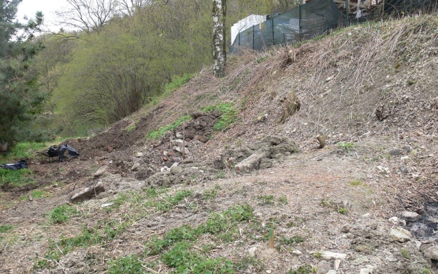 Rozšírenie manipulačnej plochy v Dolanoch pri Kladne pomocou vystuženého strmého svahu