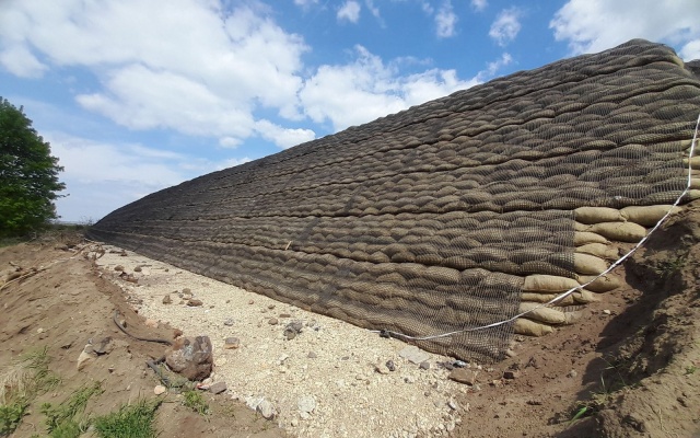 Strmý svah na hranici pozemku – technologické centrum Švédske šance
