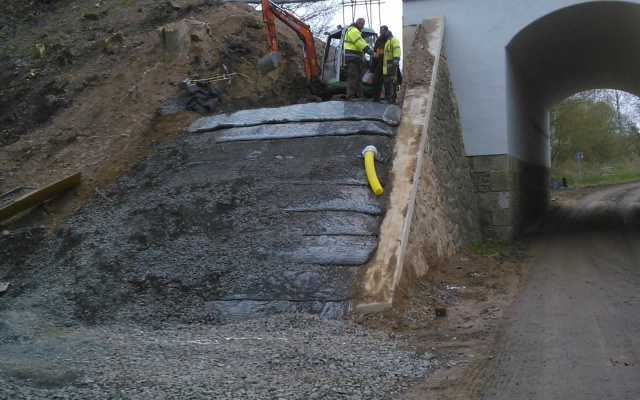 Vyztuženie násypov nad mostnou konštrukciou na trati Planá – Cheb