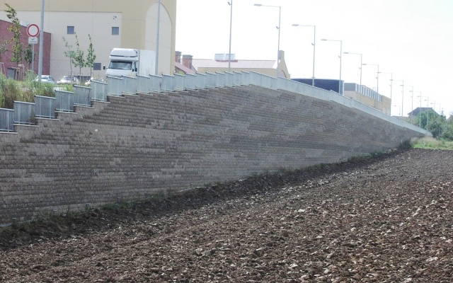Oporná stena obchodného centra Olympia v Plzni