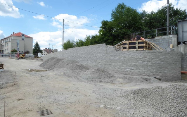 Oporný múr lávky na železničnej trati Tábor – Bechyně