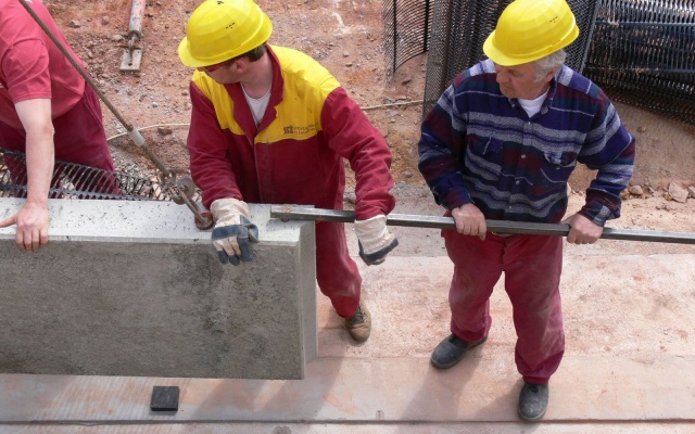 Oporný múr z veľkoplošných panelov na preložke cesty I/7 Chomutov – Křimov