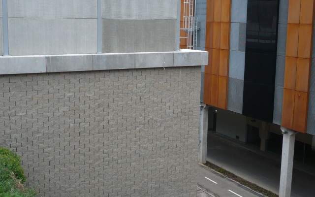 Oporný múr v areáli obchodného centra v Jihlave