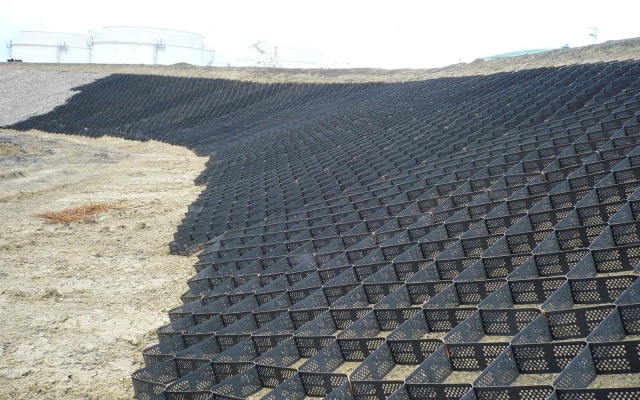 Ochrana svahov sedimentačnej nádrže cukrovaru v Dobrovicích pomocou geobuniek