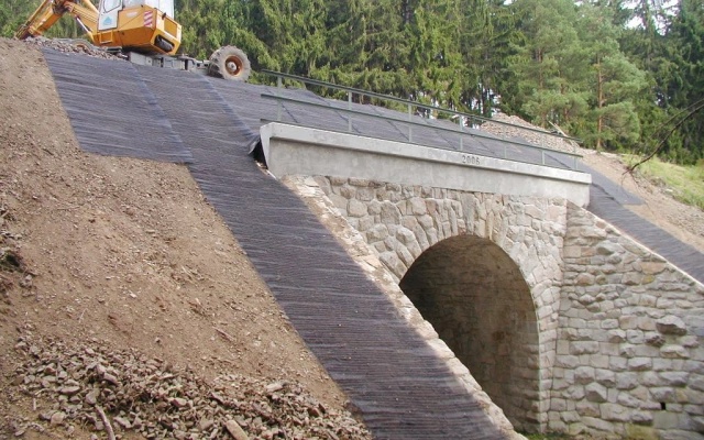 Protierózna ochrana krídel železničného mosta pri obci Urbaneč