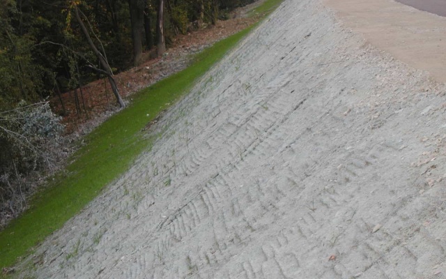 Protierózna ochrana svahov cestného násypu na diaľnici pri Sverepci