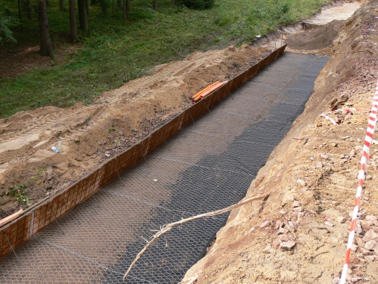 Troskovice, Cesta III/28115, strmý svah z vystuženej zeminy