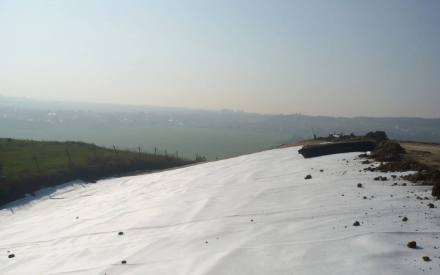 Drenážny systém a vystuženie rekultivačnej vrstvy na skládke v Prahe Ďáblicích