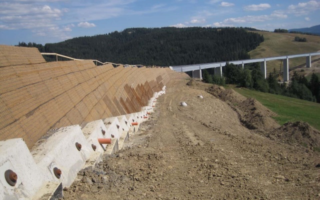 Vyztužené svahy pod diaľnicou D3 v úseku Svrčinovec – Skalité