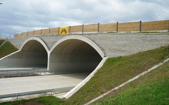 Ekodukty na cestnom okruhu okolo Prahy na úseku medzi Vestcom a Lahovicami