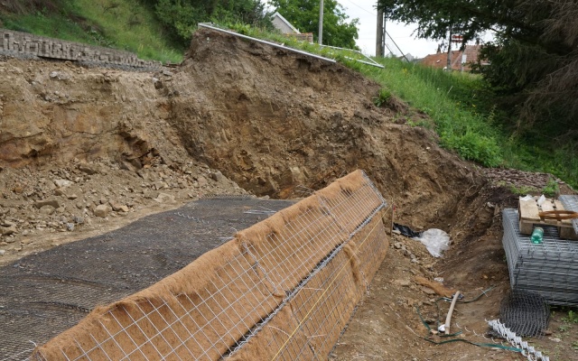 Jemnice, vystužený svah pod cestou