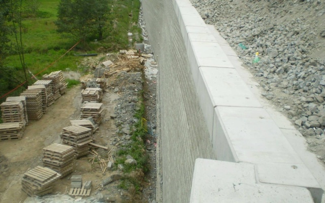 Oporná stena z vystuženej zeminy na železničnom koridore Votice - Benešov