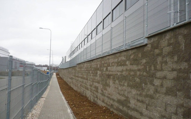 Liberec, oporný múr v areáli VGP parku