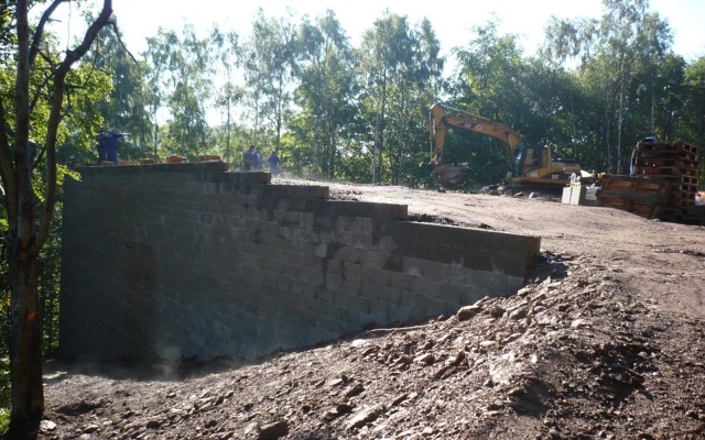 Oporný múr vyrovnávajúci strmý terén stanice lanovej dráhy zjazdovky v Klínech