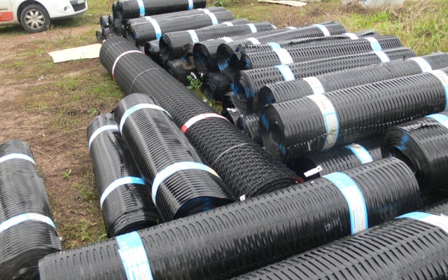 Oporný múr s lícom z prírodného kameňa v Ivančiciach