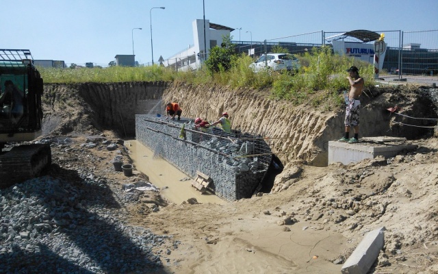 Gabiónový múr v areáli firmy Mercedes, Brno